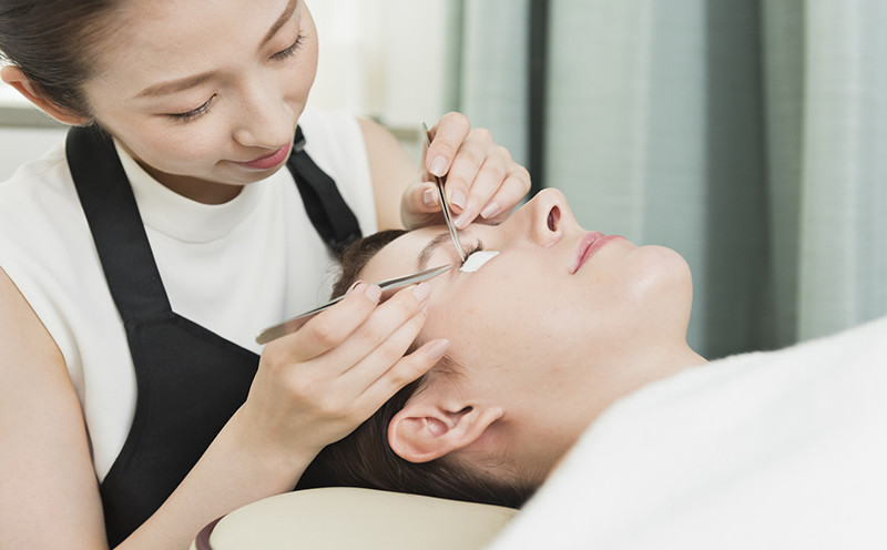 施術されている女性